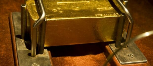 Gold ends at 1-wk high, then slips after Fed news